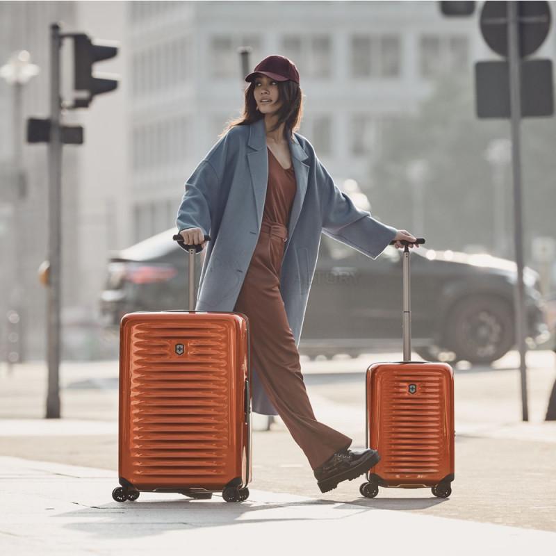 Валіза на 4 колесах Victorinox Travel Airox Orange S 33л (Vt610920)