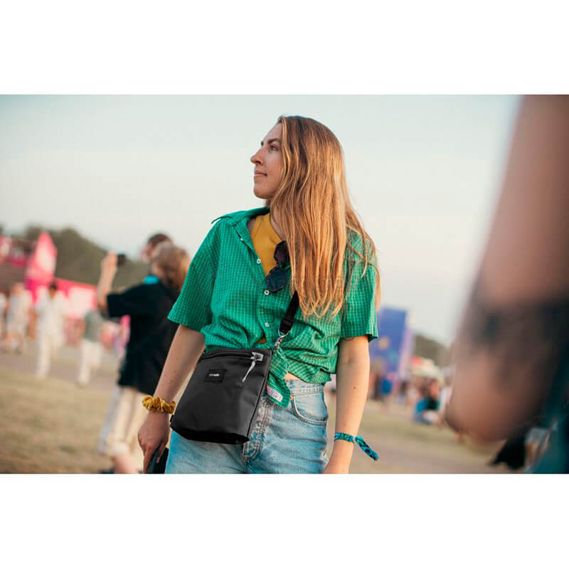 Жіноча сумка антизлодій Pacsafe GO Crossbody Pouch 4 ст. захисту 3.5 л Чорний (35125130)