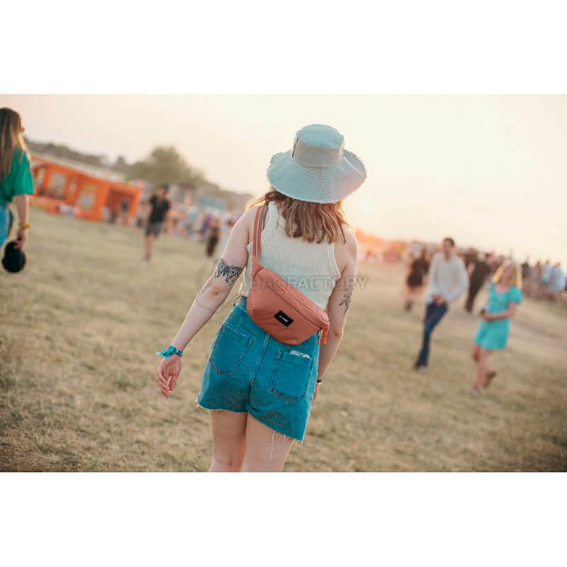 Сумка слінг антизлодій Pacsafe GO 5 ст. захисту 2.5 л Рожевий (35100340)