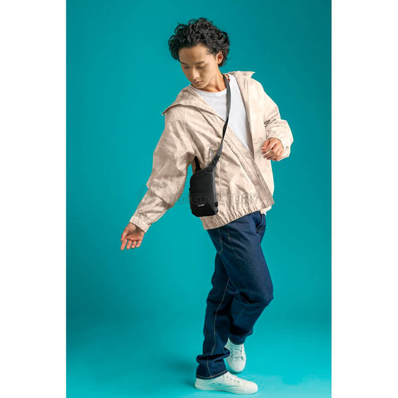 Сумка через плече антизлодій Pacsafe GO Tech Crossbody 4 ст. захисту 0.2л Чорний (35175130)