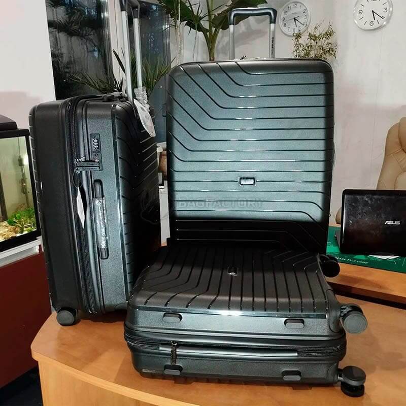 Валіза на 4-х колесах Swissbrand Eden L 115/132л Black (DAS302505)