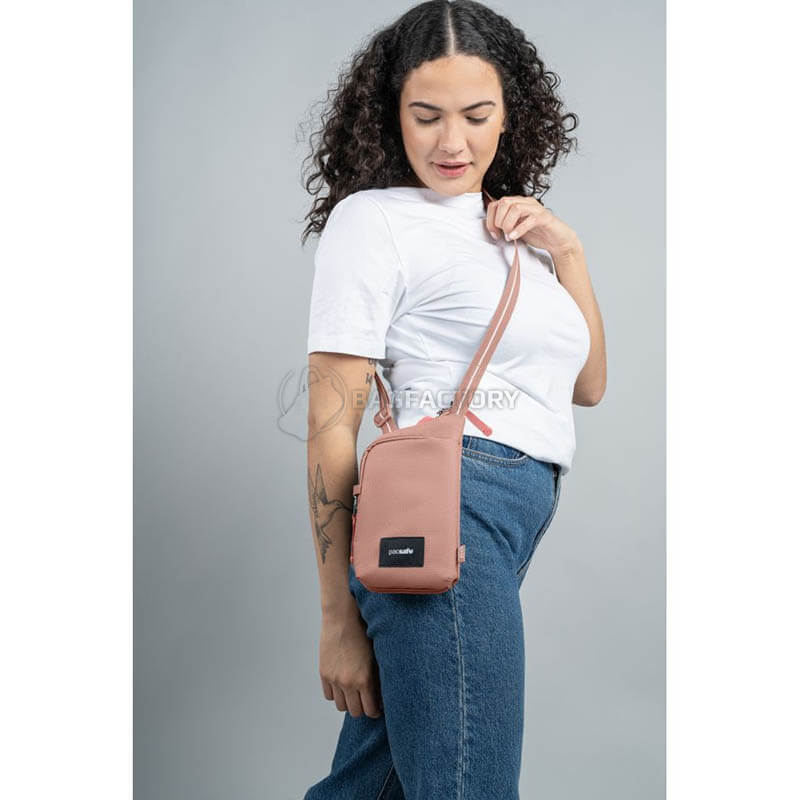 Сумка через плече антизлодій Pacsafe GO Tech Crossbody 4 ст. захисту 0.2л рожевий (35175340)