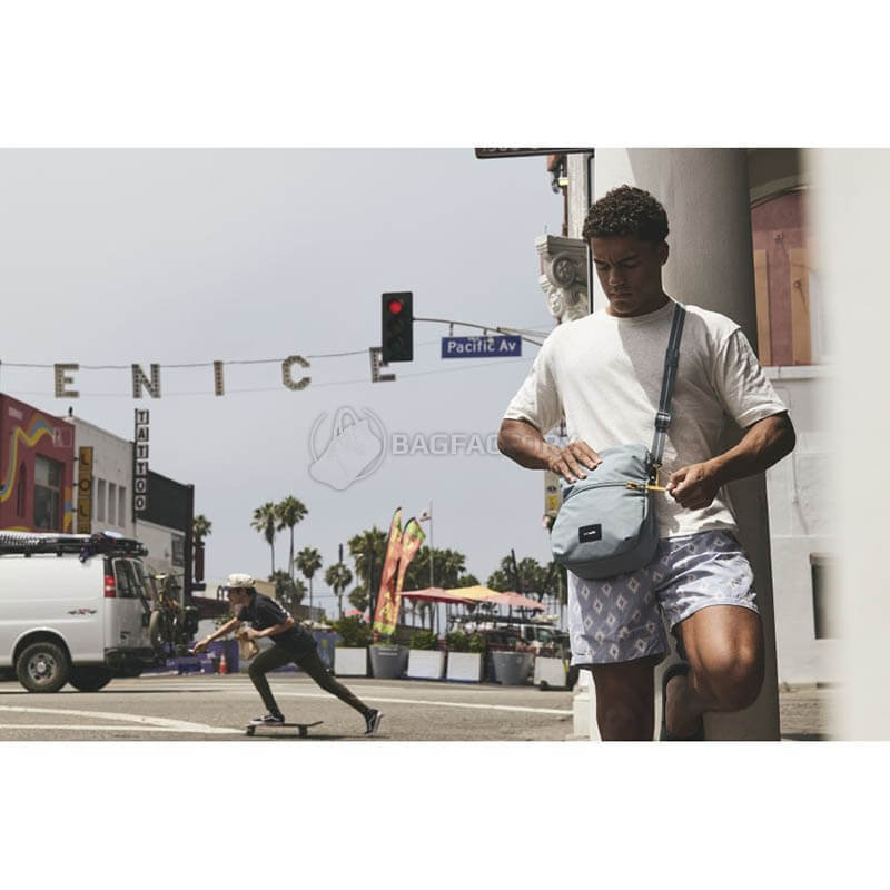 Жіноча сумка антизлодій Pacsafe GO Saddle Crossbody 6 ст. захисту 7 л м'ятний (35140528)