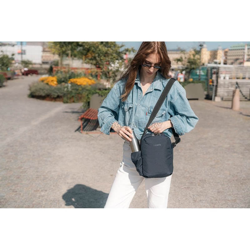 Сумка через плече антизлодій Pacsafe V Tour Crossbody 5 ст. захисту 7л темно-синій (61110658)