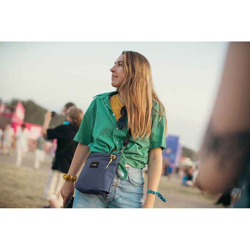 Жіноча сумка антизлодій Pacsafe GO Crossbody Pouch 4 ст. захисту 3.5 л темно-синій (35125651)
