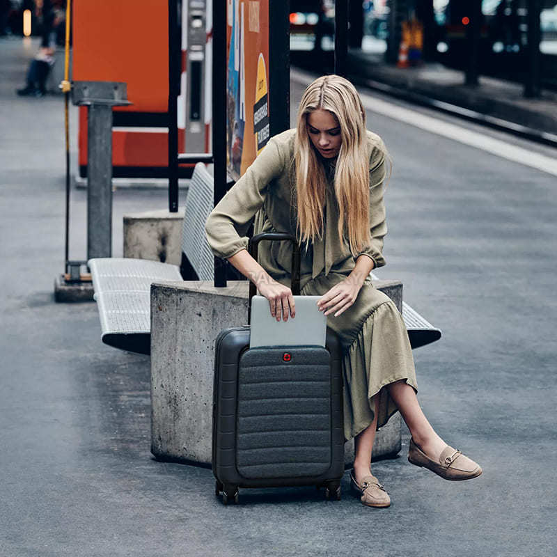 Валіза на 4-х колесах Wenger Syntry з відд. для ноутбука 14